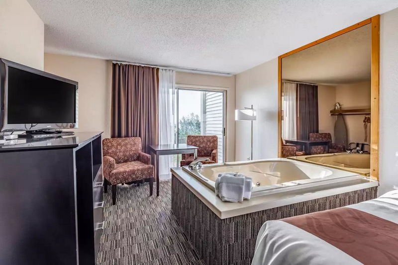 Quality Inn Lakefront (Heritage Inn Motel) - From Choice Motels Website (newer photo)
